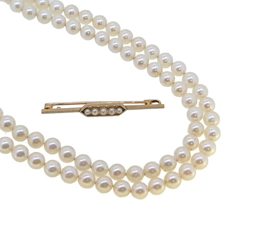 Lot 99 - A cultured pearl necklace together with a bar brooch
