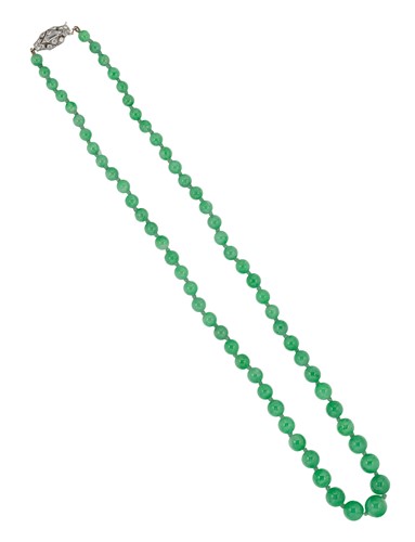 Lot 176 - An early twentieth century single row jade bead necklace