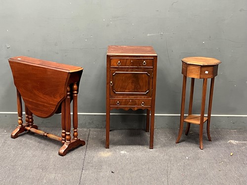 Lot 290 - A 18th century style mahogany washstand with...