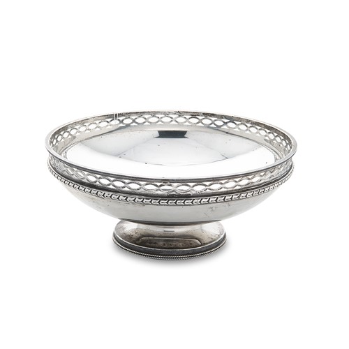 Lot 427 - A George V silver fruit bowl