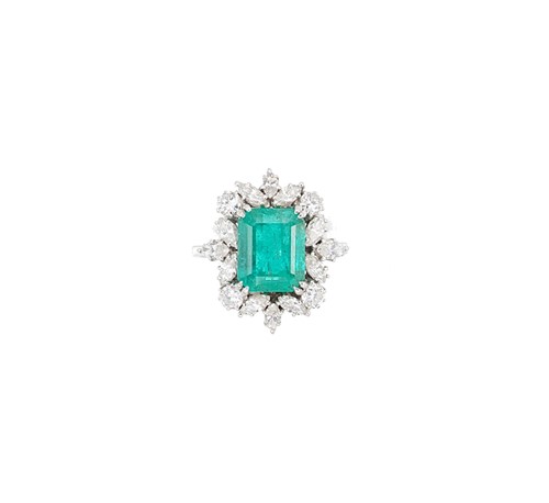 Lot 173 - An emerald and diamond cluster ring