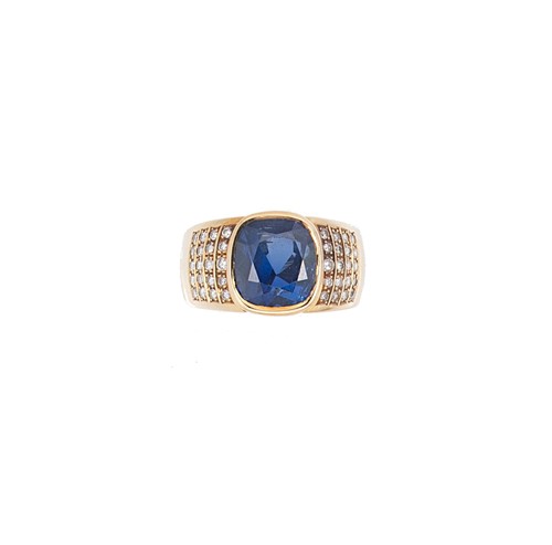 Lot 164 - A sapphire and diamond dress ring