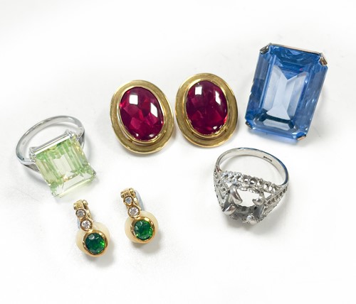 Lot 402 - A green synthetic spinel ring stamped '750',...