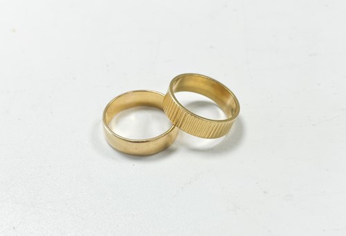 Lot 400 - A wedding ring stamped '18CT', 9.8g together...