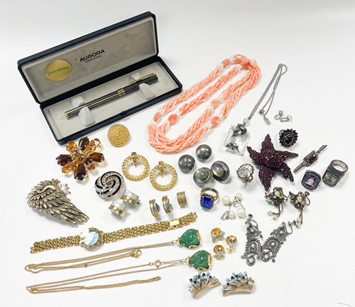 Lot 421 - A large collection of costume jewellery and...