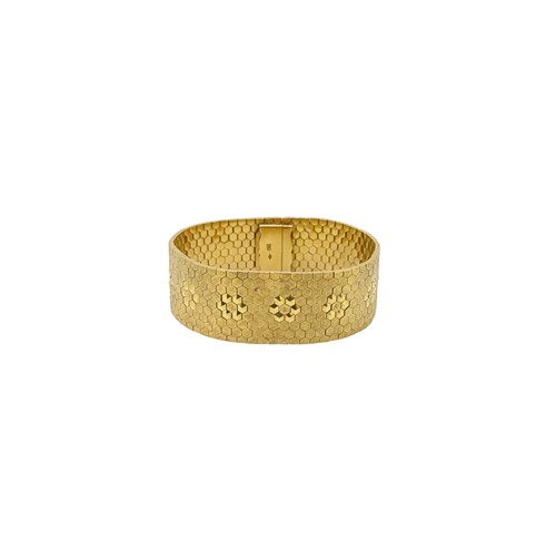 Lot 157 - A fancy cuff style bracelet