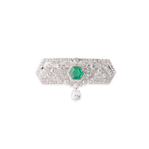 Lot 174 - An Art Deco emerald and diamond panel brooch