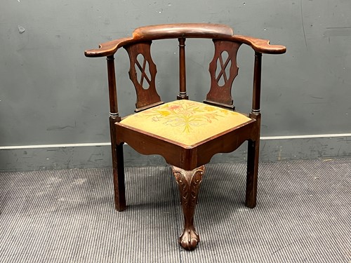 Lot 432 - A George III mahogany corner chair