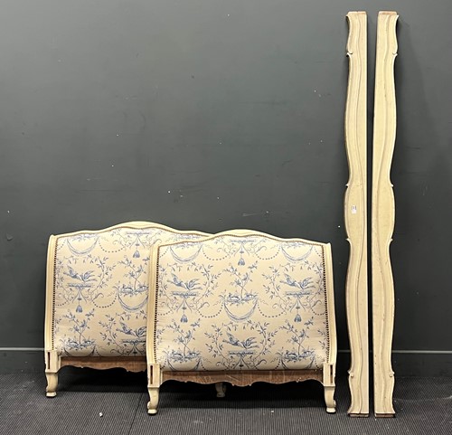 Lot 358 - A Louis XV style white painted day bed