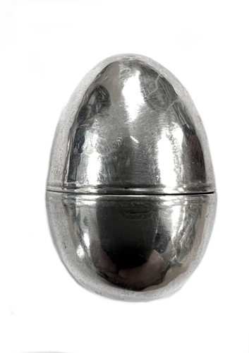 Lot 291 - An 18th century nutmeg grater