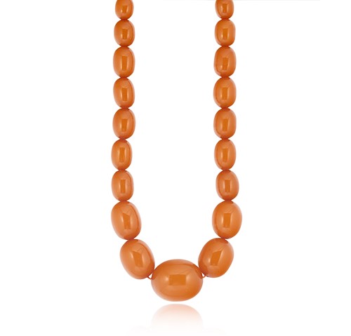 Lot 34 - An amber bead necklace