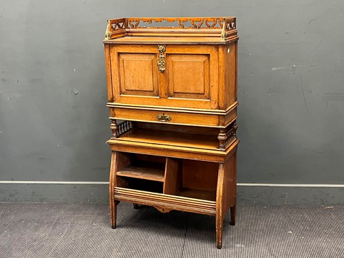 Lot 398 - An Arts & Crafts oak bureau, in the manner of...