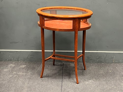 Lot 293 - A mahogany oval bijouterie table or display...