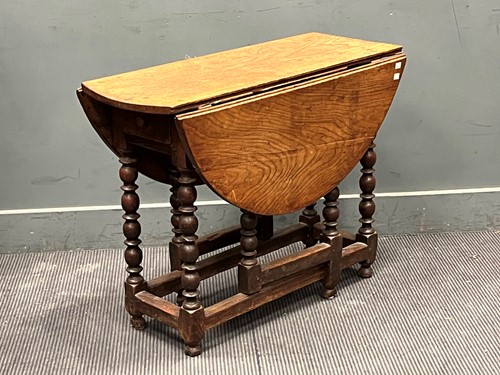Lot 309 - An 18th century oak bobbin turned gateleg...