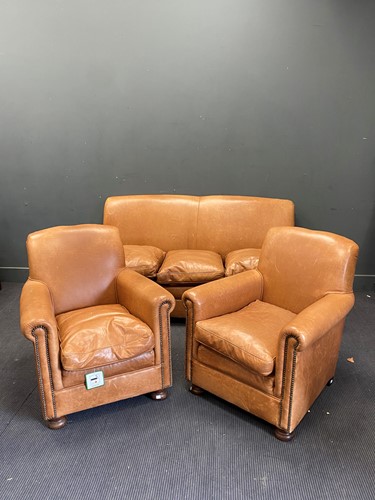 Lot 299 - A late 20th century three piece suite, to...