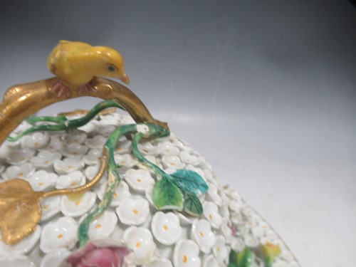 Lot 1 - A Meissen Schneeballen bowl, cover and stand,...