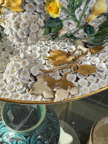 Lot 1 - A Meissen Schneeballen bowl, cover and stand,...
