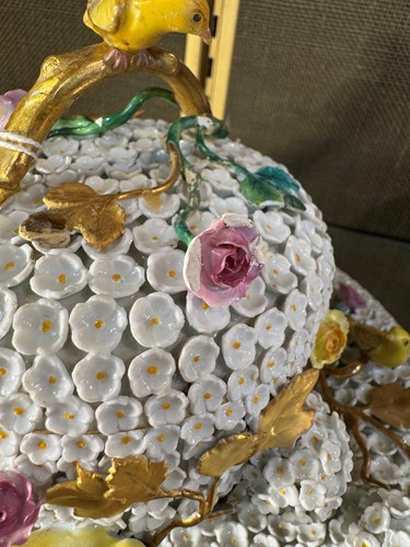 Lot 1 - A Meissen Schneeballen bowl, cover and stand,...