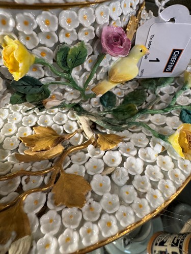 Lot 1 - A Meissen Schneeballen bowl, cover and stand,...