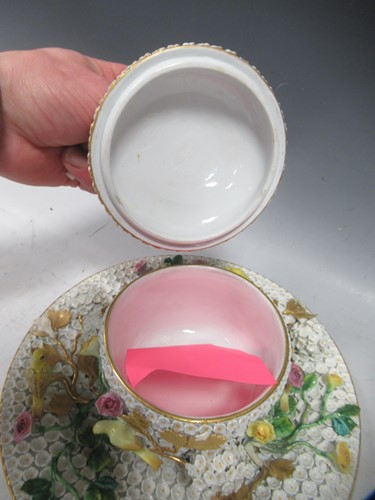 Lot 1 - A Meissen Schneeballen bowl, cover and stand,...