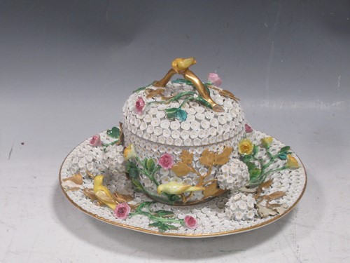 Lot 1 - A Meissen Schneeballen bowl, cover and stand,...