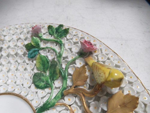 Lot 1 - A Meissen Schneeballen bowl, cover and stand,...