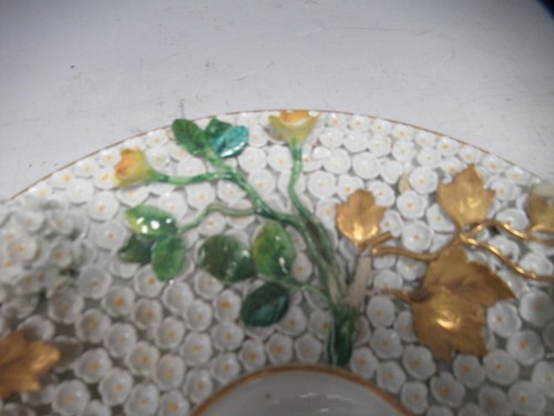 Lot 1 - A Meissen Schneeballen bowl, cover and stand,...