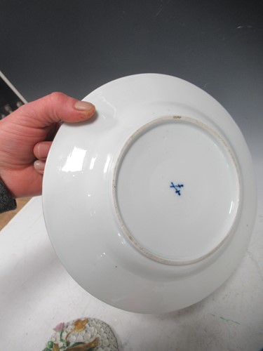 Lot 1 - A Meissen Schneeballen bowl, cover and stand,...