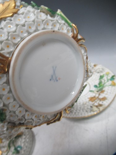 Lot 1 - A Meissen Schneeballen bowl, cover and stand,...