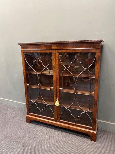 Lot 721 - A Georgian reproduction mahogany astragal...