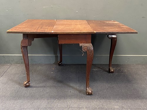 Lot 820 - A George III mahogany drop leaf table 71 x 115...