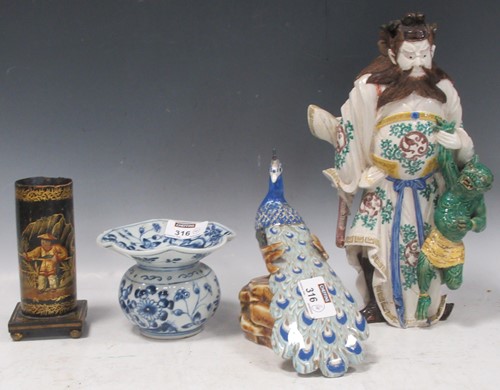 Lot 316 - A Chinese blue and white porcelain spitoon,...