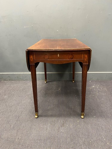 Lot 636 - A Sheraton style pembroke table, 71 x 53 x 89cm