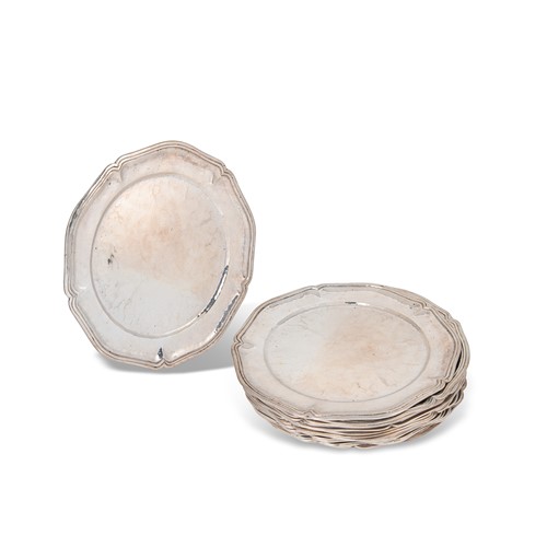 Lot 289 - A set of nine Peruvian metalwares silver dinner plates with four additions