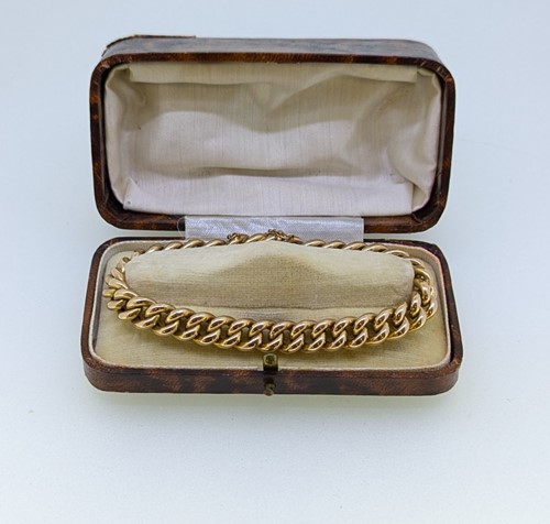 Lot 396 - A curb bracelet stamped '15', weight 17g