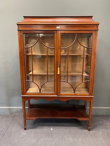 Lot 375 - An Edwardian sheraton revival mahogany display...