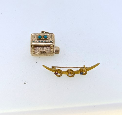 Lot 419 - A novelty articulated stone set piano charm...