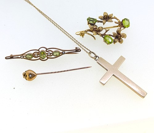 Lot 417 - A cross pendant and chain, tested as 9ct gold,...