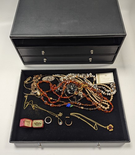 Lot 423 - A collection of costume jewellery, together...