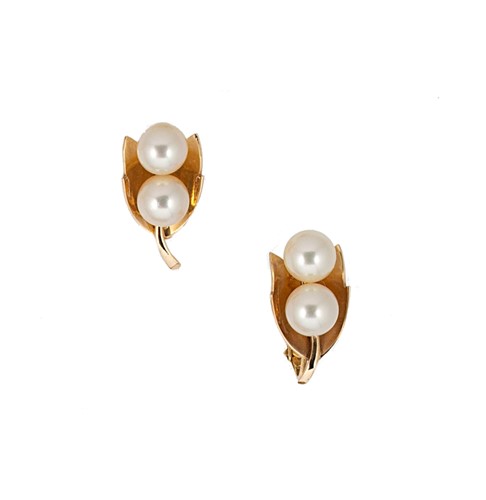 Lot 90 - A pair of cultured pearl earrings