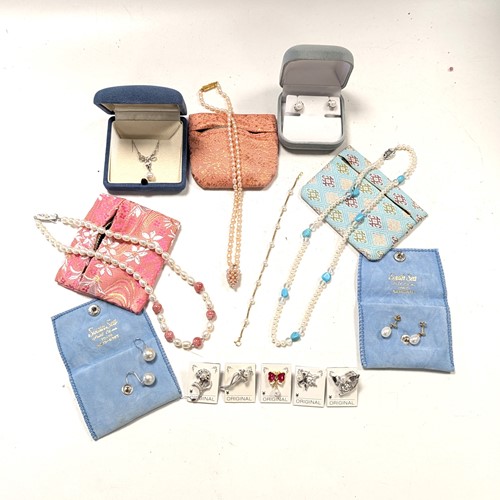 Lot 422 - A pearl bracelet stamped 'K18', together with...