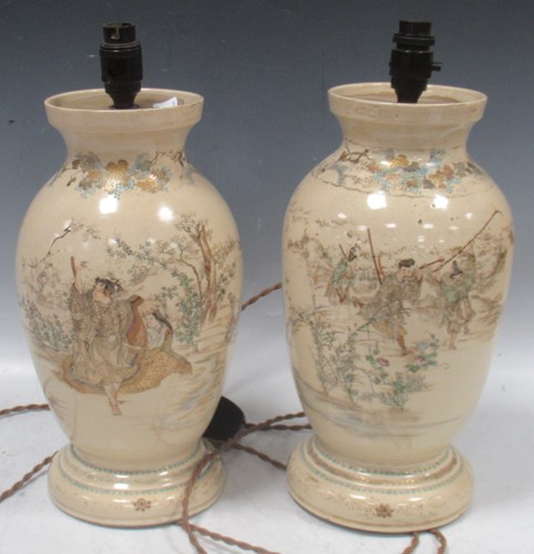 Lot 139 - A pair of Japanese Satsuma vases decorated...
