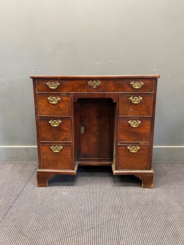 Lot 745 - George III mahogany kneehole desk 78cm x...