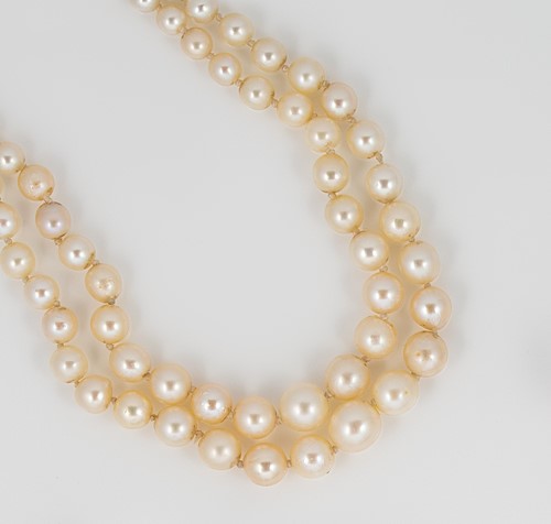 Lot 86 - A double row pearl necklace