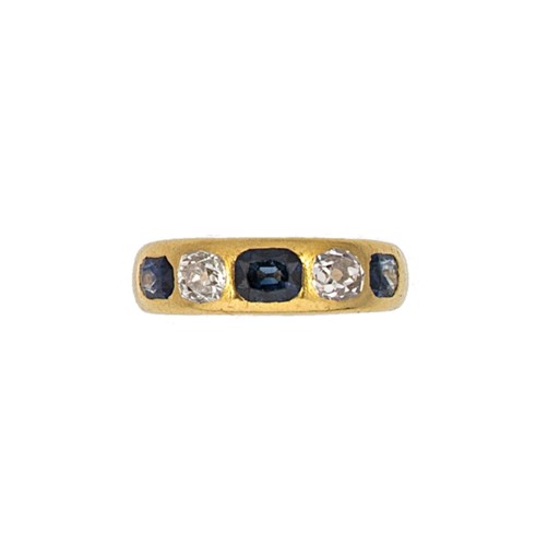 Lot 154 - A sapphire and diamond ring