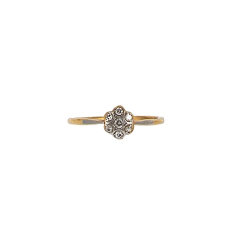 Lot 83 - A diamond set daisy style cluster ring