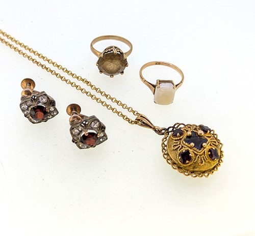 Lot 414 - A memorial pendant tested as 9ct gold on a...