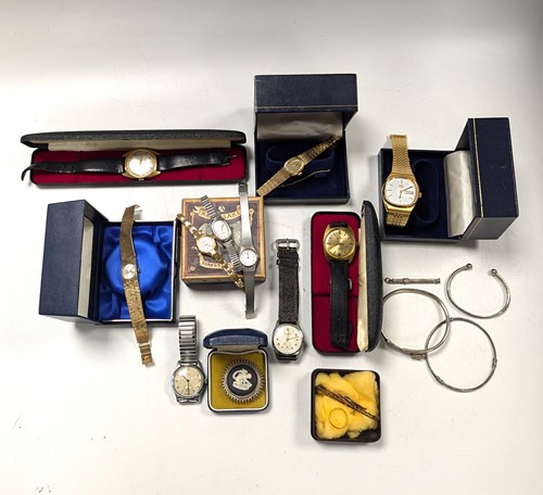 Lot 420 - A lady's 9ct gold wristwatch 28.3g ex movement,...
