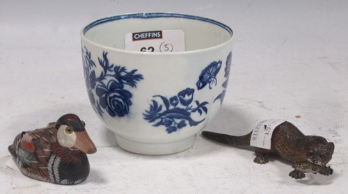 Lot 62 - A small group of collectables comprising a...