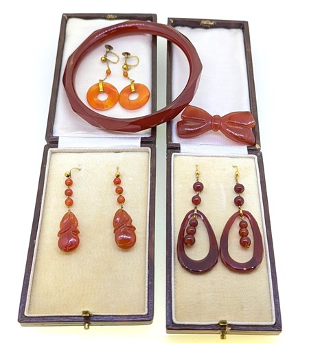Lot 415 - A collection of cornelian jewels together with...